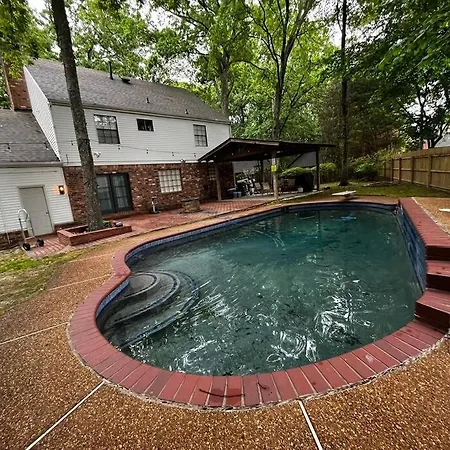 Modern Vast Southern Home With Pool Near Shops